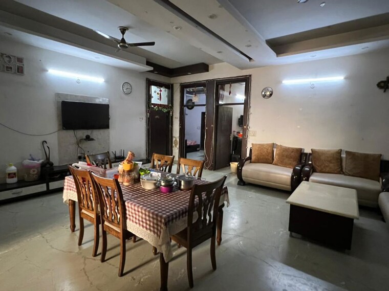 Gym, nehru nagar iii 4 Bedroom 230 Sq.Yd. Builder Floor In Nehru Nagar Iii Ghaziabad 10227616