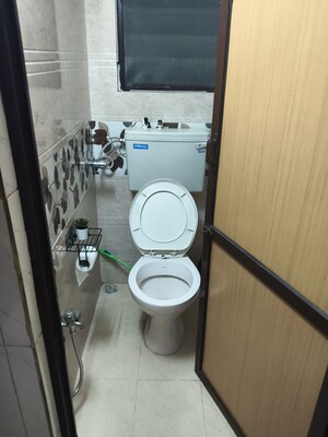 Bathroom in 1 BHK Apartment at Vile Parle East – for Rent