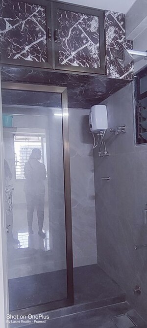 Bathroom in 1 BHK Apartment at Mahalaxmi – for Rent