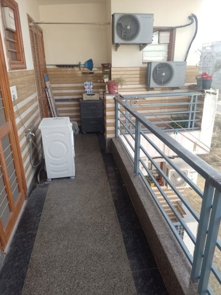 Balcony, parklands 3 Bedroom 2250 Sq.Ft. Builder Floor In Sector 85 Faridabad 10227643