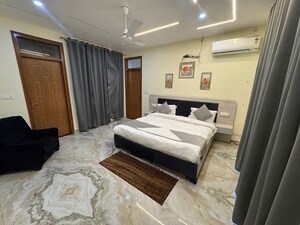 Bedroom in 6+ BHK Villa at Ansal Sushant Golf city, Bagiamau – for Rent