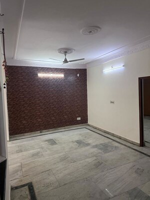 Room in 3 BHK Builder Floor at Sector 49 – for Rent