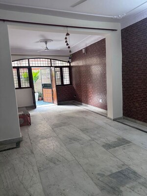 Room in 3 BHK Builder Floor at Sector 49 – for Rent
