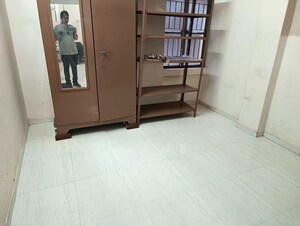 Room in 4 BHK Apartment at Ambawadi – for Rent