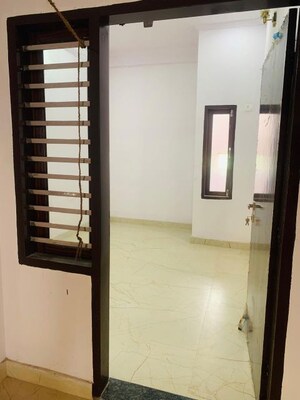Room in 3.5 BHK Apartment at Purvanchal Royal City, Chi V Greater Noida – for Rent