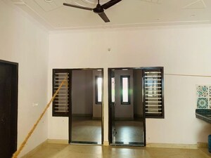 Room in 3.5 BHK Apartment at Purvanchal Royal City, Chi V Greater Noida – for Rent