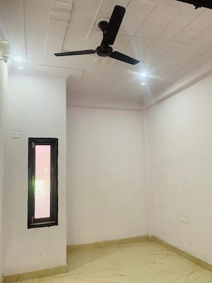 Room in 3.5 BHK Apartment at Purvanchal Royal City, Chi V Greater Noida – for Rent