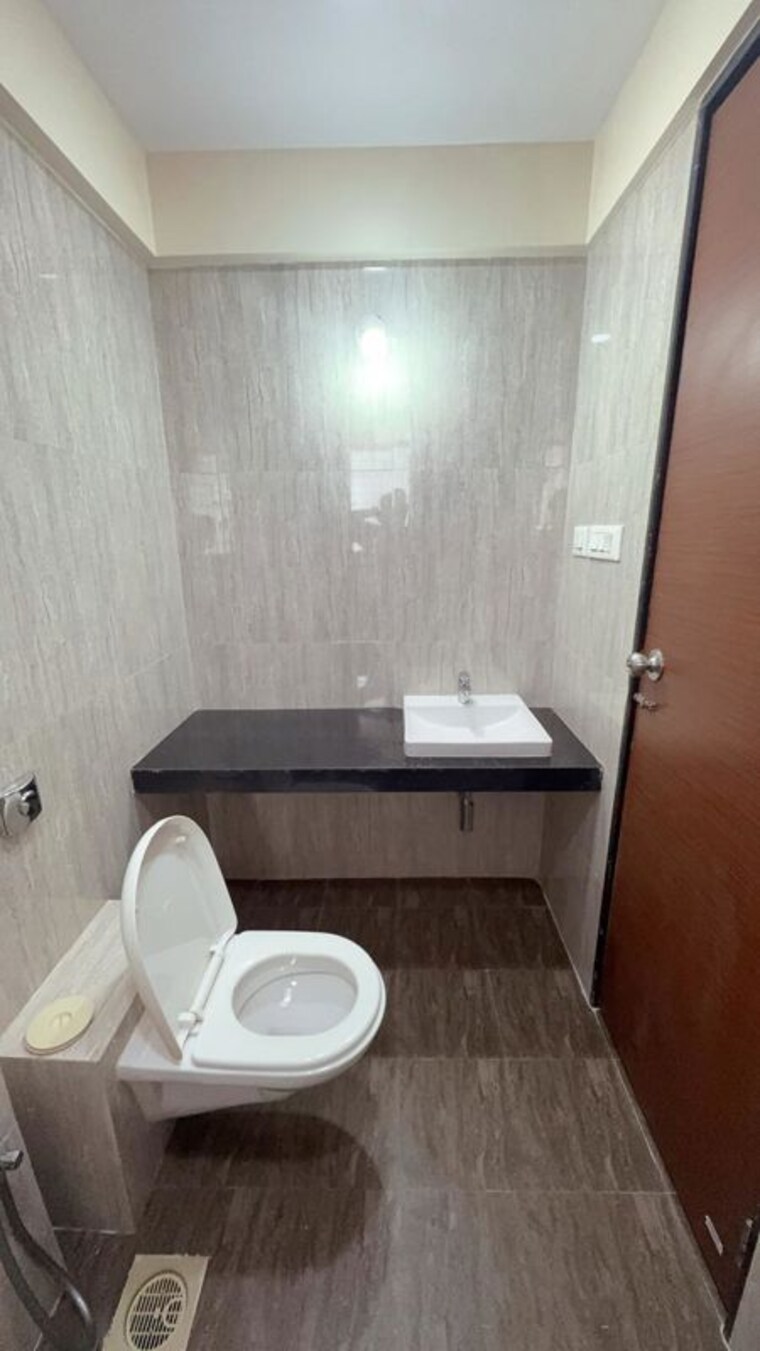 Bathroom, lalitambika-akshay 2 Bedroom 650 Sq.Ft. Apartment In Worli Mumbai 10227782