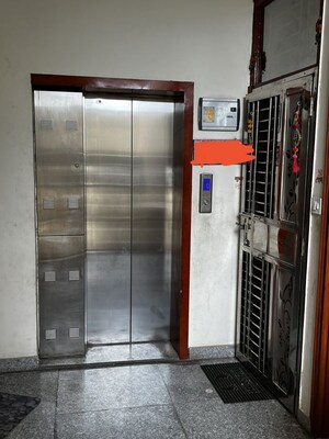 Lift in 3 BHK Builder Floor at Vaishali Extension – for Rent