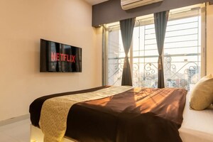 Bedroom in 2 BHK Apartment at Khar West – for Rent