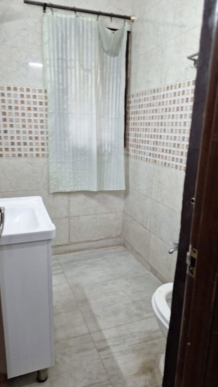 Bathroom, ip extension 3 Bedroom 1300 Sq.Ft. Apartment In Ip Extension Delhi 10228190