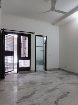 Room in 3 BHK Apartment at Vasant Kunj – for Rent