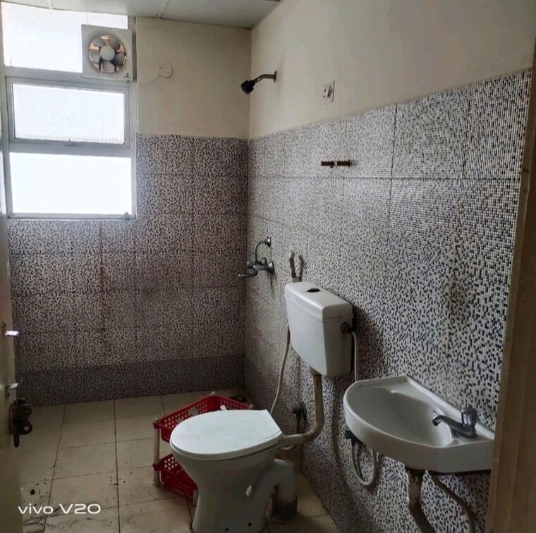 Bathroom, signature-the-serenas 2.5 Bedroom 631 Sq.Ft. Apartment In Sohna Sector 36 Gurgaon 10228223