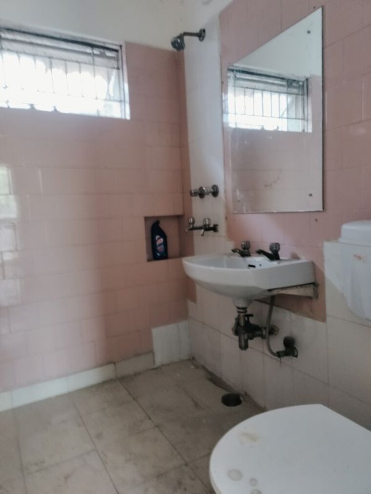Bathroom, vasant kunj 3 Bedroom 1800 Sq.Ft. Apartment In Vasant Kunj Delhi 10228269