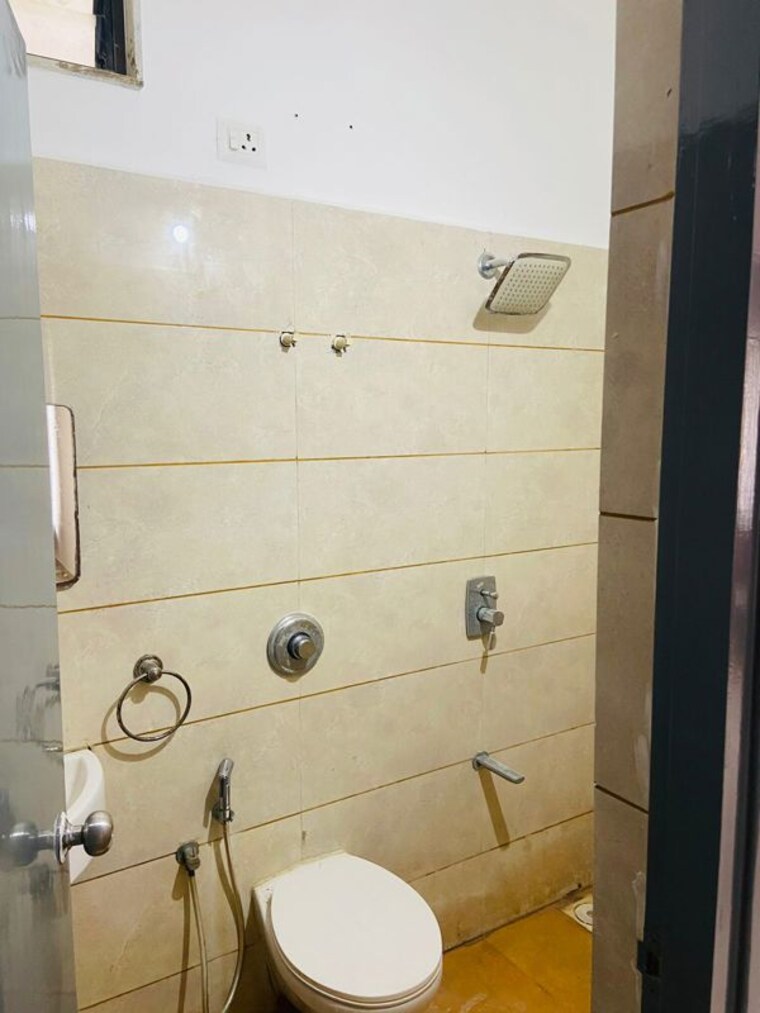Bathroom, aaryan-gloria 3 Bedroom 1500 Sq.Ft. Apartment In South Bopal Ahmedabad 10228266