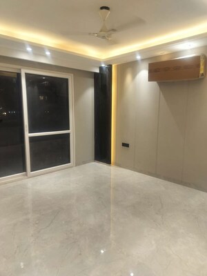 Room in 4 BHK Builder Floor at Dlf Phase ii – for Rent