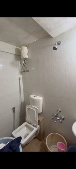 Bathroom in 1.5 BHK Apartment at Shapoorji Pallonji Sarova Complex, Kandivali East – for Rent