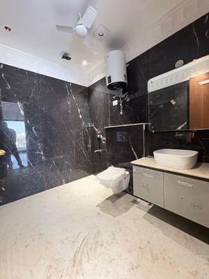 Team Area in 4 BHK Builder Floor at Dlf Phase ii – for Rent