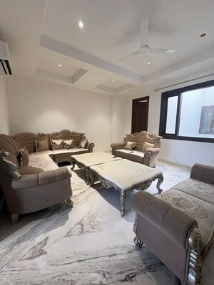 Team Area in 4 BHK Builder Floor at Dlf Phase ii – for Rent