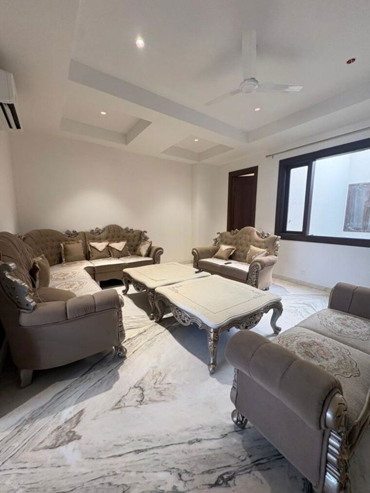 Team Area, dlf phase ii 4 Bedroom 3200 Sq.Ft. Builder Floor In Dlf Phase ii Gurgaon 10228446