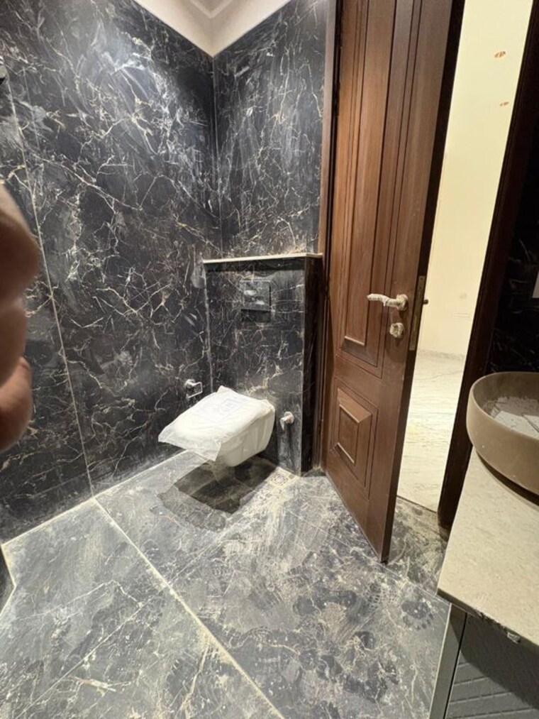 Bathroom, dlf phase ii 4 Bedroom 3200 Sq.Ft. Builder Floor In Dlf Phase ii Gurgaon 10228446