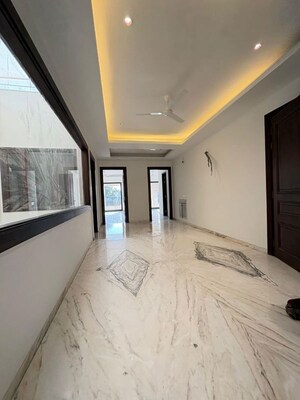 Room in 4 BHK Builder Floor at Dlf Phase ii – for Rent