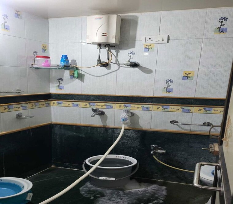 Bathroom, dadar east 1.5 Bedroom 630 Sq.Ft. Apartment In Dadar East Mumbai 10062479