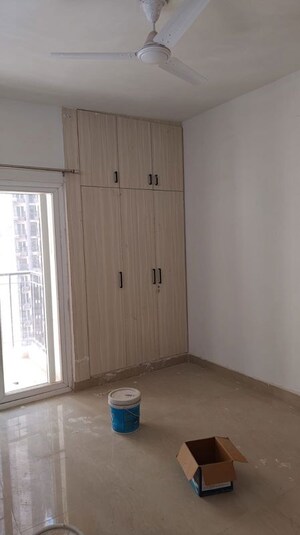 Room in 2 BHK Apartment at Gaur 14th Avenue High Street, Sector 16c Greater Noida – for Rent