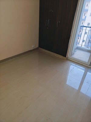 Room in 2 BHK Apartment at Gaur 14th Avenue High Street, Sector 16c Greater Noida – for Rent