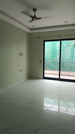 Room in 3.5 BHK Builder Floor at DLF City Phase IV, Dlf Phase iv – for Rent