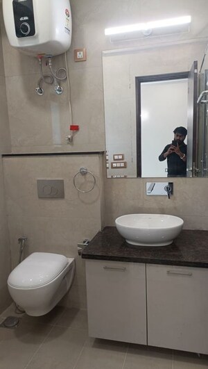 Bathroom in 3.5 BHK Builder Floor at DLF City Phase IV, Dlf Phase iv – for Rent