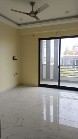 Room in 3.5 BHK Builder Floor at DLF City Phase IV, Dlf Phase iv – for Rent