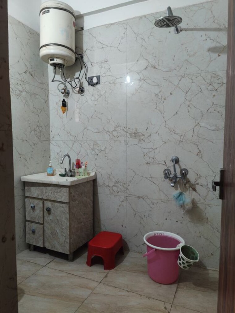 Bathroom, mahagun-mansion-i-and-ii 2 Bedroom 1250 Sq.Ft. Apartment In Vaibhav Khand Ghaziabad 10228468