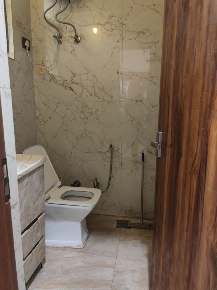 Bathroom, mahagun-mansion-i-and-ii 2 Bedroom 1250 Sq.Ft. Apartment In Vaibhav Khand Ghaziabad 10228468