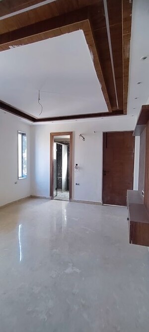 Room in 3 BHK Builder Floor at Sector 85 – for Rent