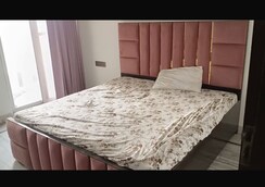 3 BHK Apartment For Rent in DLF Express Greens