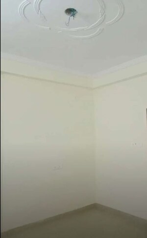 Room in 2 BHK Apartment at Husainganj – for Rent