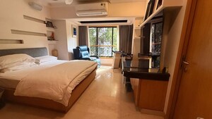 Room in 4 BHK Apartment at Juhu – for Rent
