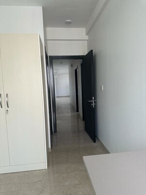 Room in 3 BHK Apartment at Oberoi Realty Esquire, Goregaon East – for Rent