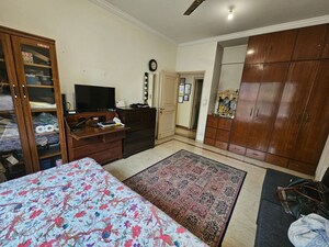 Bedroom in 4 BHK Apartment at Bandra West – for Rent