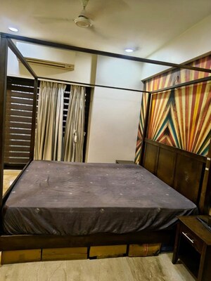 Bedroom in 3 BHK Apartment at Andheri West – for Rent