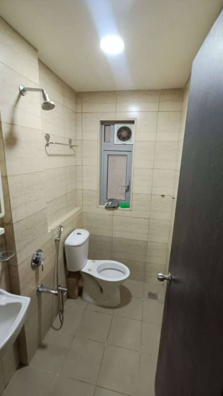 Bathroom, oberoi-realty-esquire 3 Bedroom 2167 Sq.Ft. Apartment In Goregaon East Mumbai 10228947