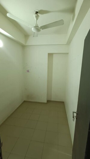 Room in 3 BHK Apartment at Oberoi Realty Esquire, Goregaon East – for Rent