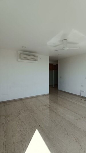 Room in 3 BHK Apartment at Oberoi Realty Esquire, Goregaon East – for Rent