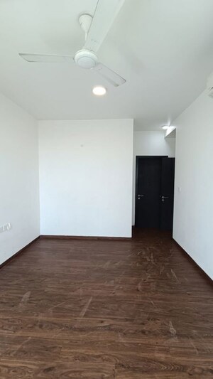 Room in 3 BHK Apartment at Oberoi Realty Esquire, Goregaon East – for Rent