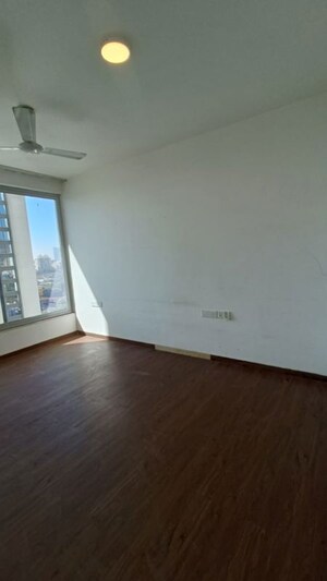 Room in 3 BHK Apartment at Oberoi Realty Esquire, Goregaon East – for Rent