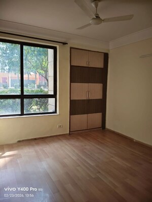 Room in 3 BHK Apartment at Unitech Fresco, Sector 50 – for Rent