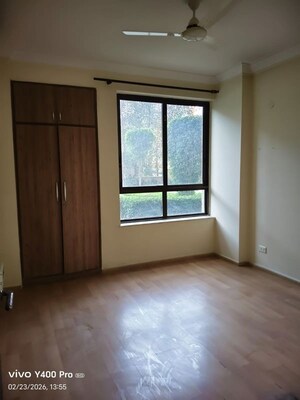 Room in 3 BHK Apartment at Unitech Fresco, Sector 50 – for Rent