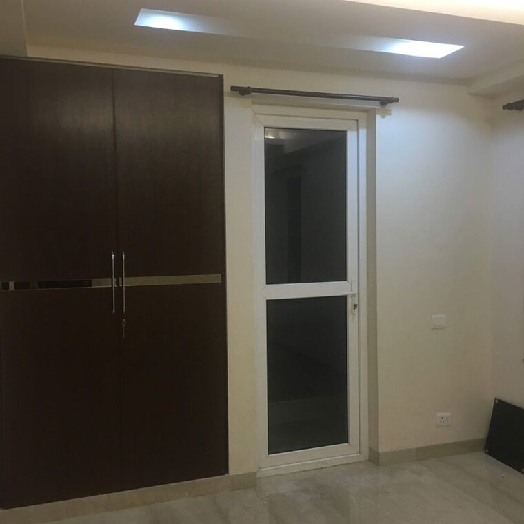 Room, east of kailash 3 Bedroom 300 Sq.Yd. Builder Floor In East Of Kailash Delhi 10229036