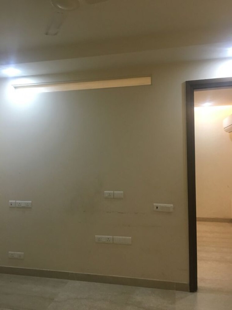 Room, east of kailash 3 Bedroom 300 Sq.Yd. Builder Floor In East Of Kailash Delhi 10229036